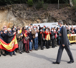 Sus Majestades los Reyes saludan al público a su llegada al Centro Rural Agrupado Mestra Clara Escuela de Pexegueiro